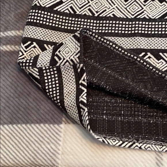 Black and white patterned body-con skirt - Picture 2 of 3